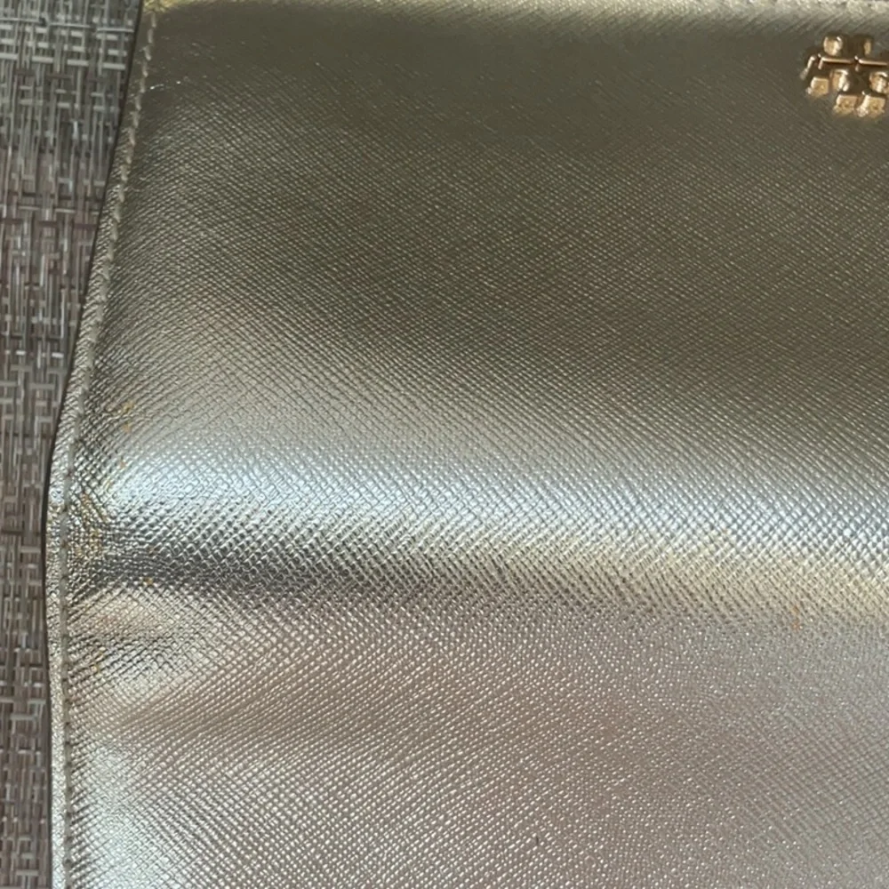 Tory Burch Emerson slim wristlet envelope in white gold - Picture 4 of 8